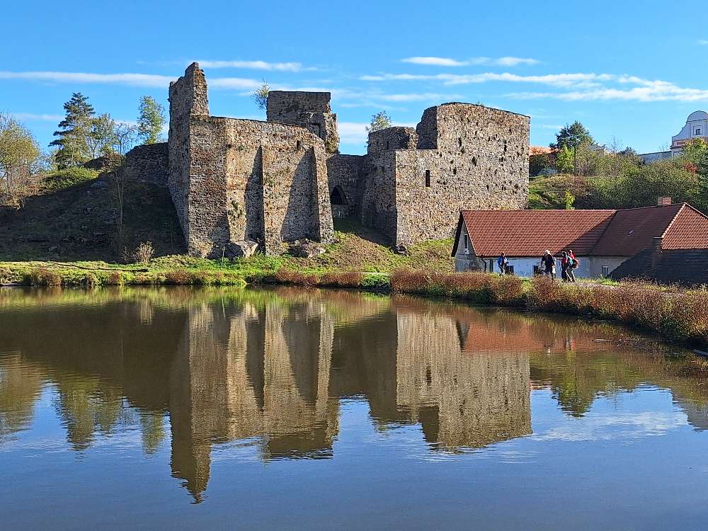 Romantické zrcadlení ve vodě rybníka