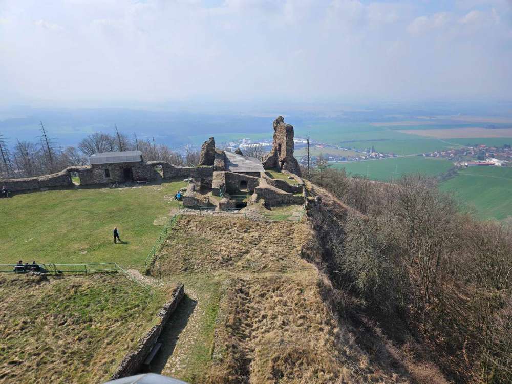 Pohled z rozhledny na hrad