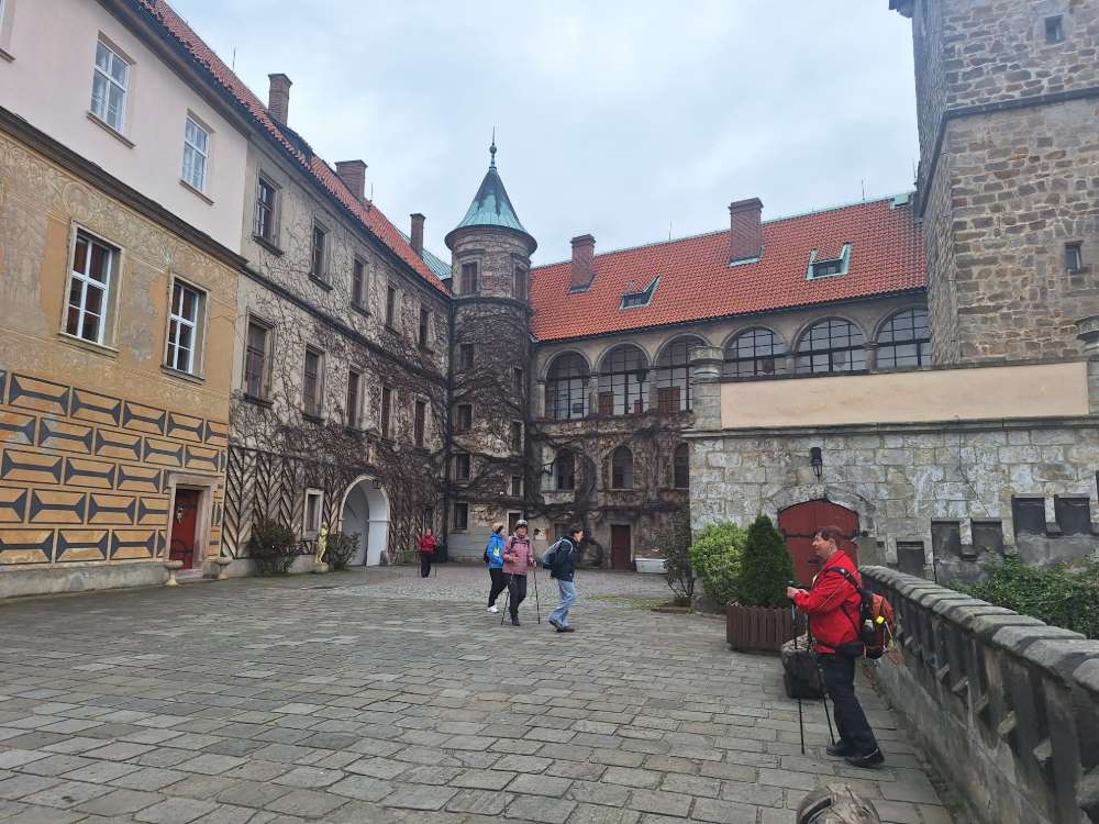 Nádvoří zámku Hrubá Skála