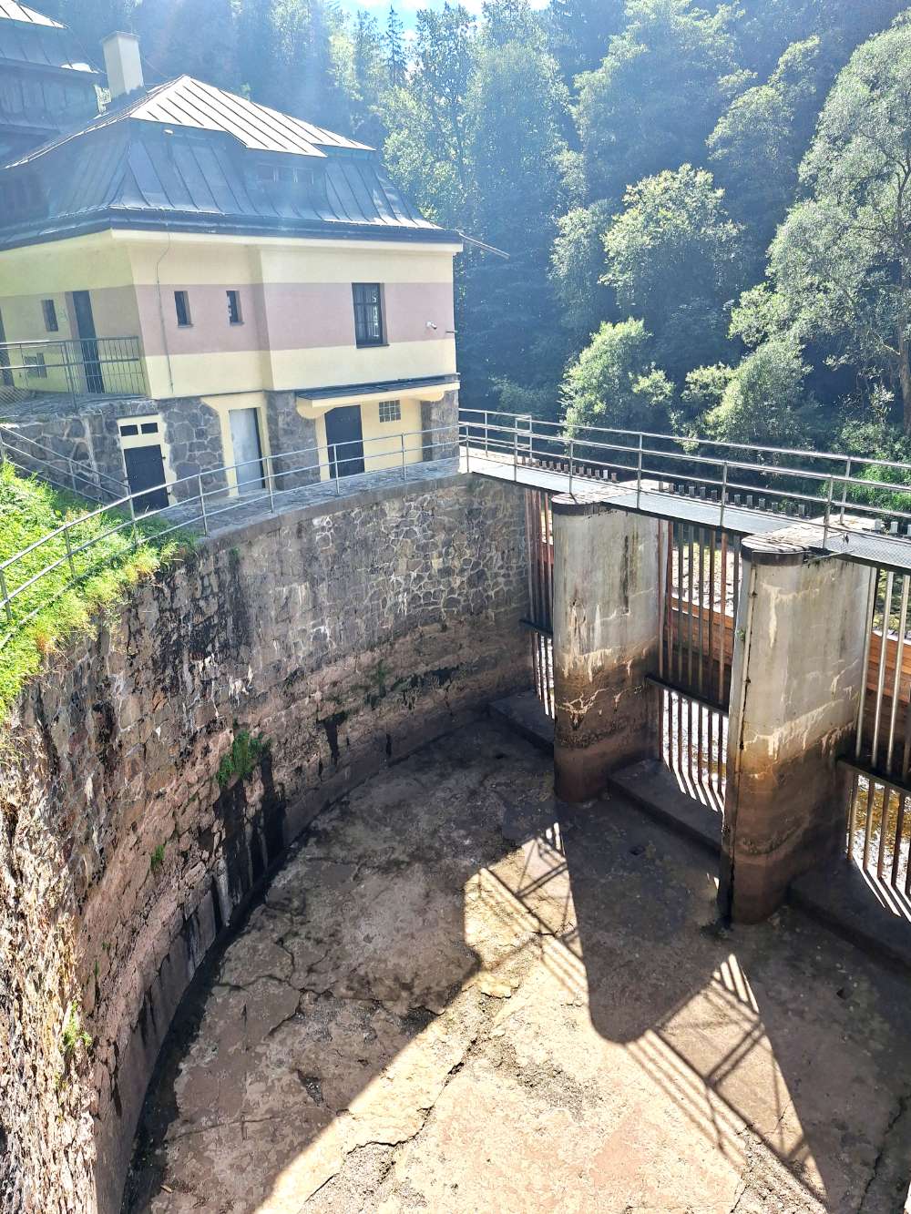 Jímací jez elektrárny Spálov