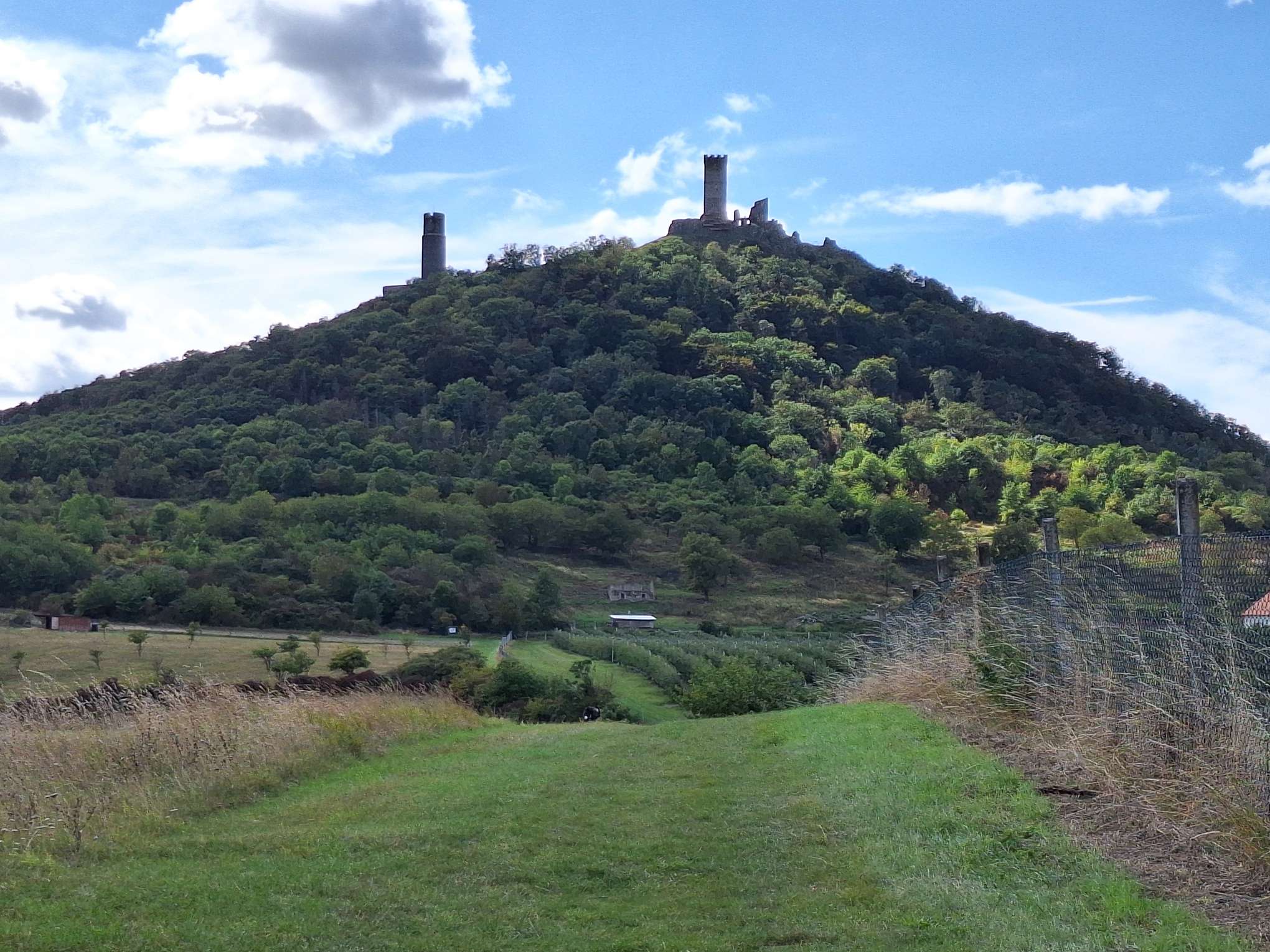 Mohutně se tyčí hrad Hazmburk