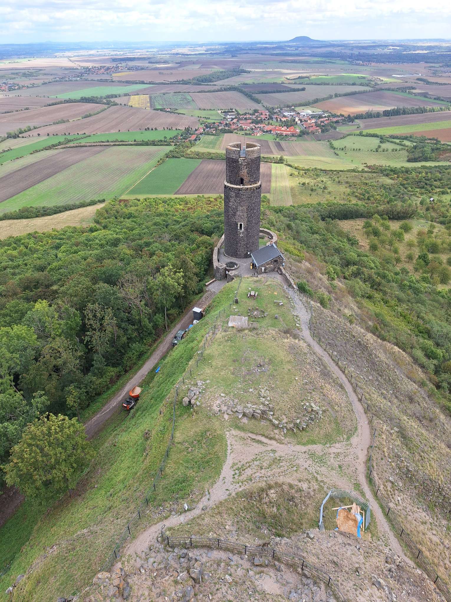 Pohled dolů na hrad...