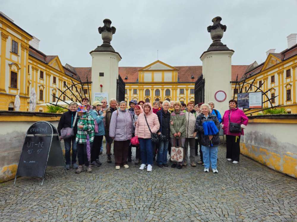 Společné foto před zámkem