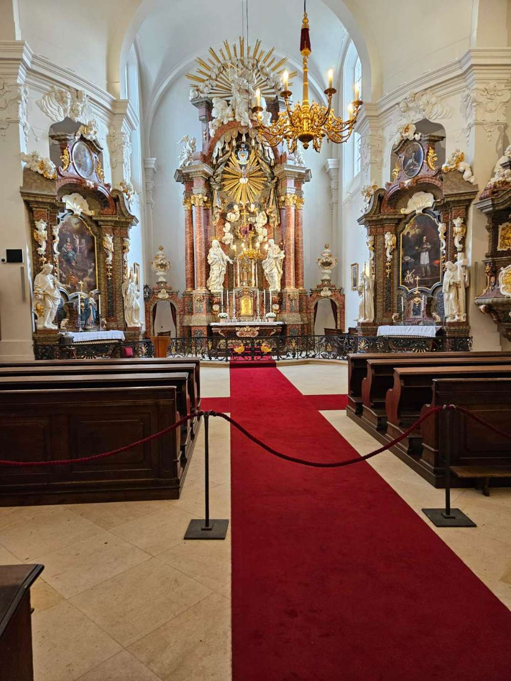 Kostel Nejsvětějšího Jména Ježíš vedle zámku