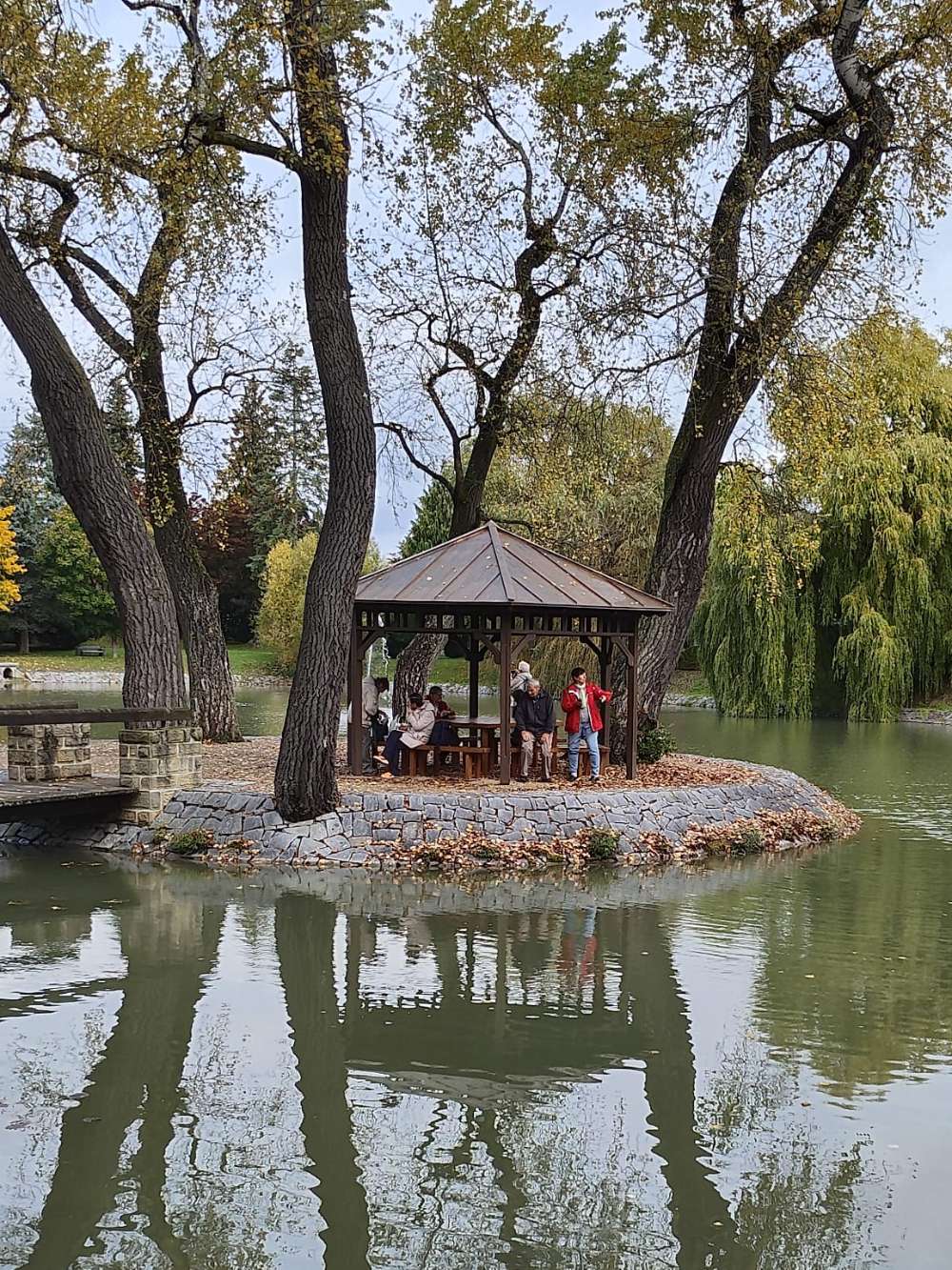 Altánek v zámeckém rybníku