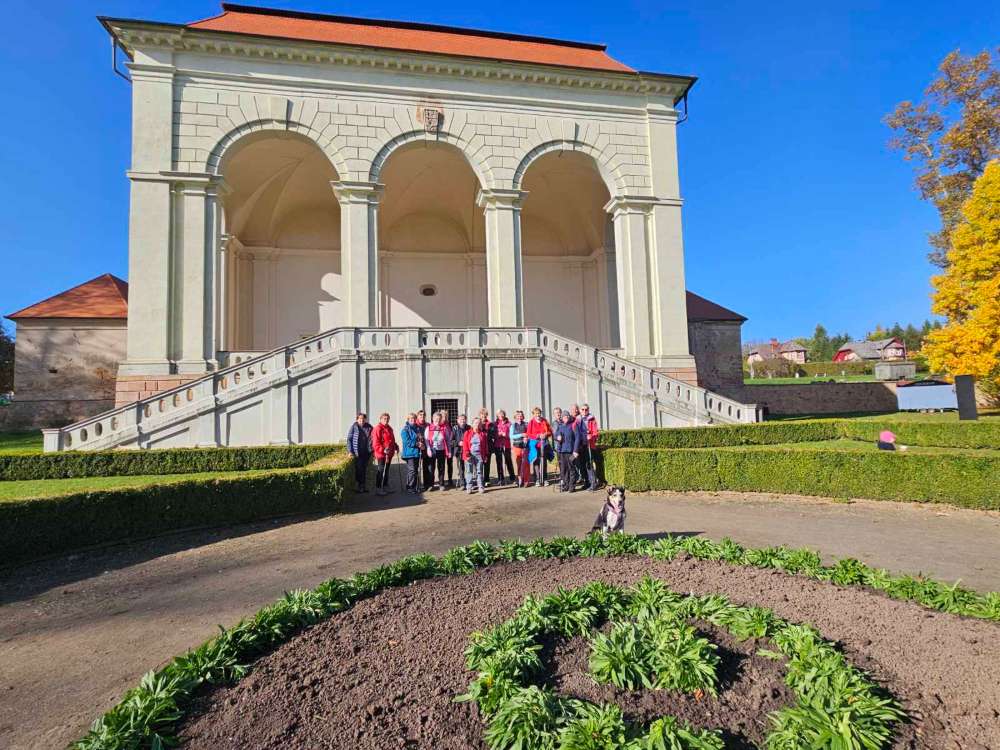 Společná fotka před Valdštejnskou lodžií