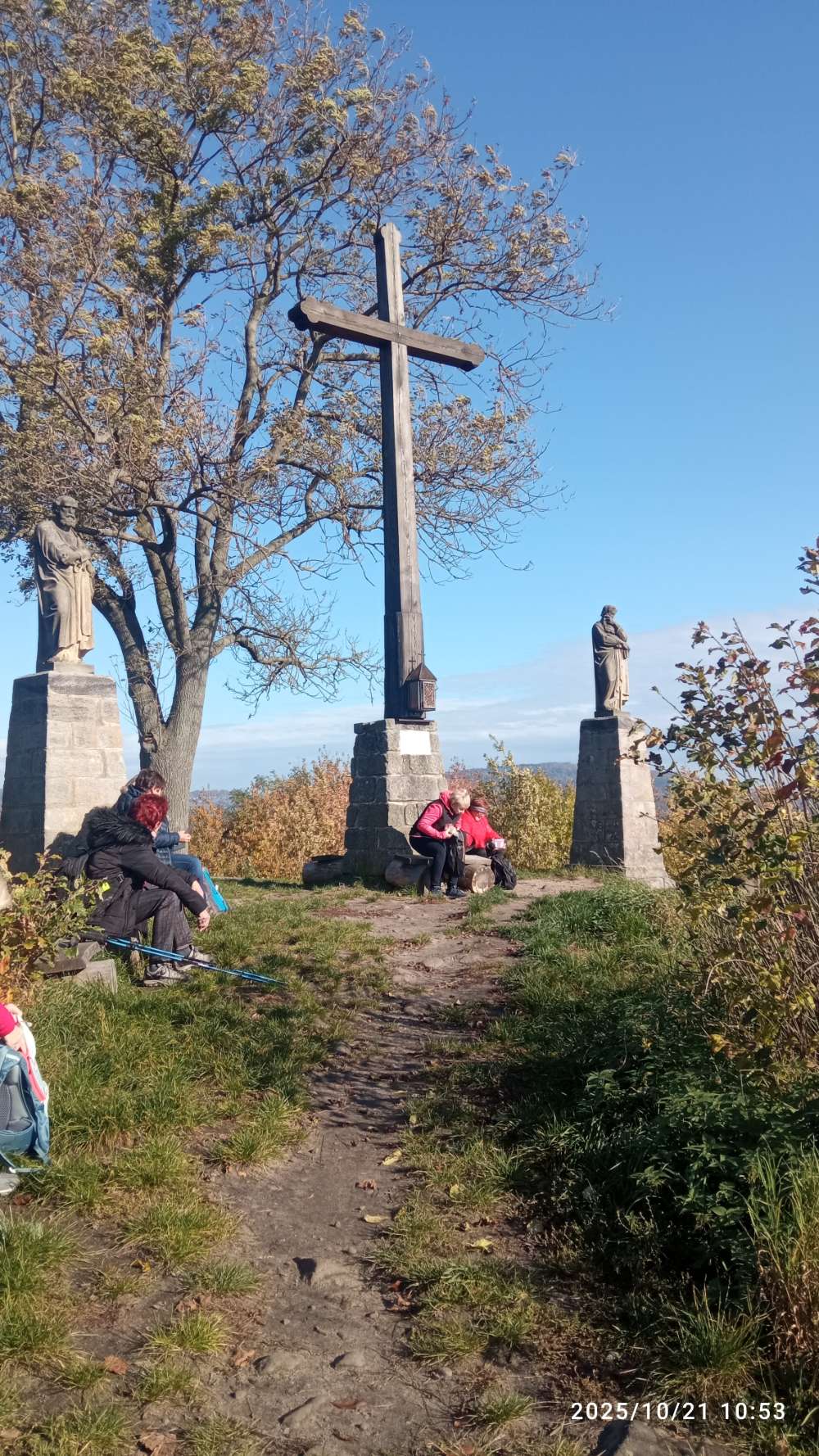 Svatí Petr, Pavel, kříž a my kousek od hradu Brada